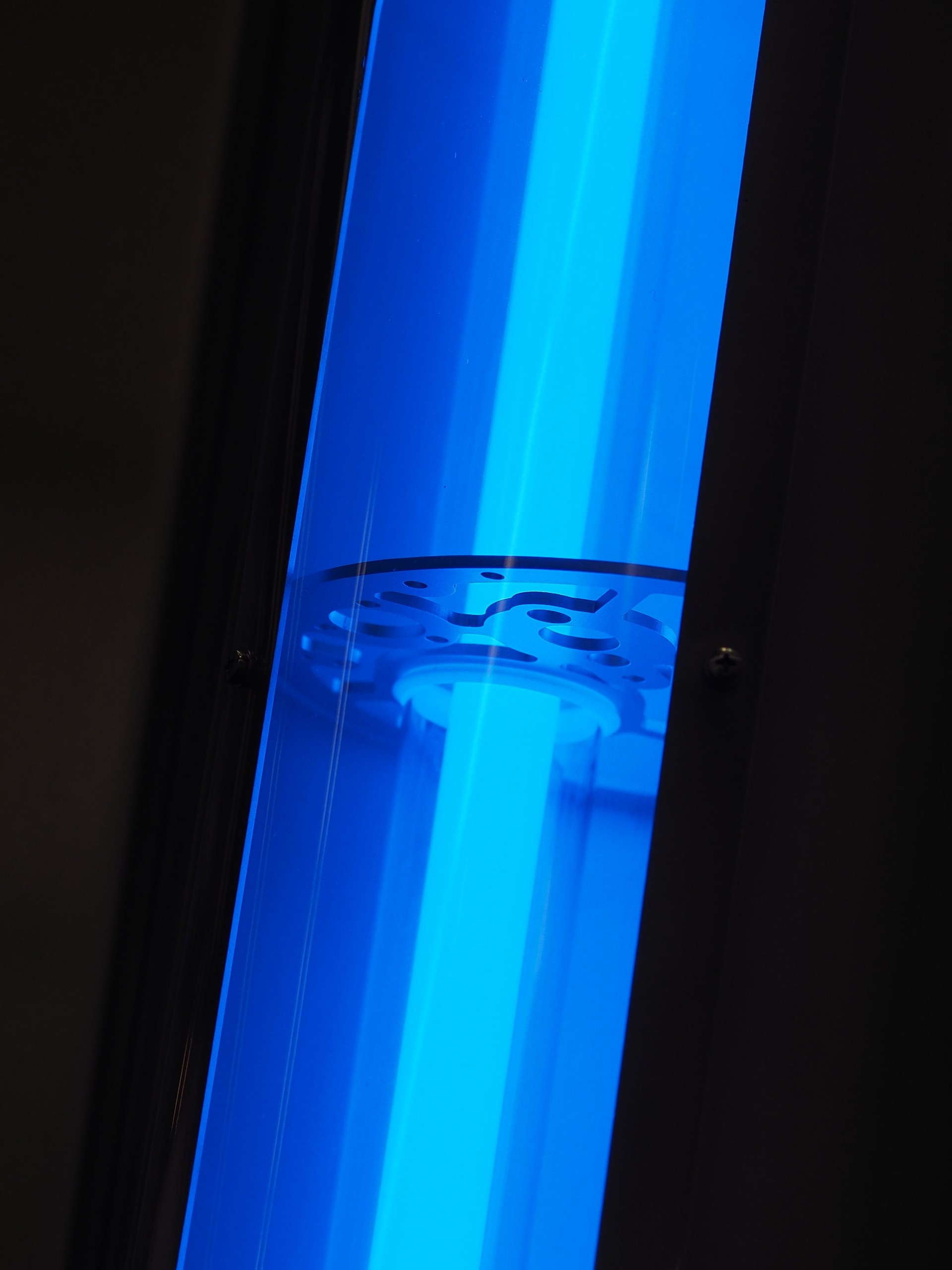 Blue UV light source in an industrial pipe arrangement